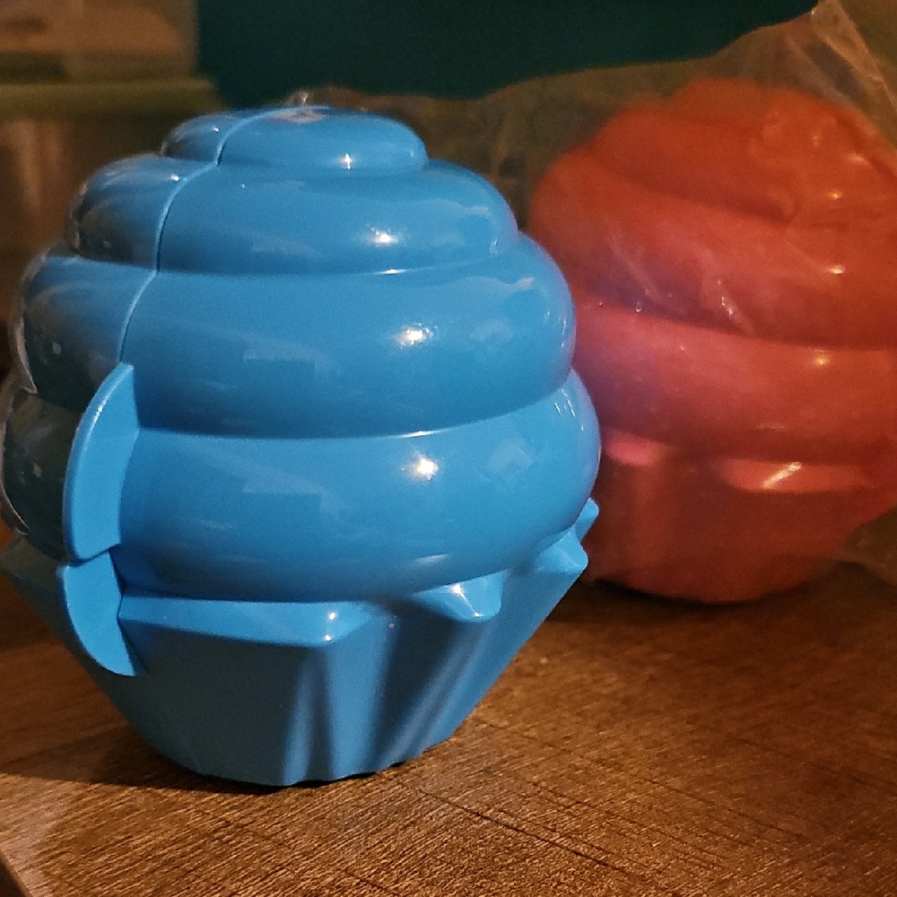 Set of Tupperware pink & blue cupcake/muffin keeper holder NEW